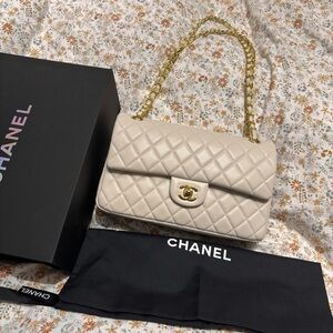 CHANEL Quilted Shoulder Bag in Cream with Gold Hardware